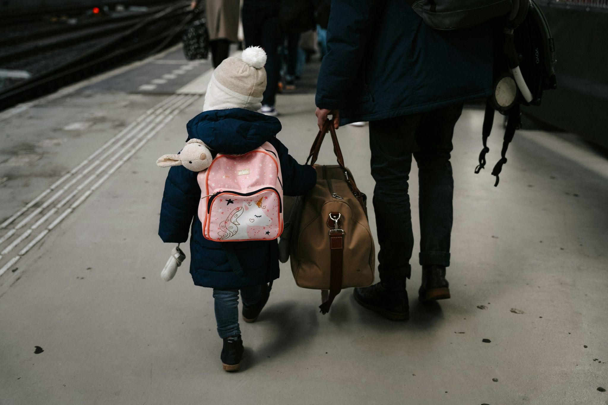 Enfant voyageant en famille pour la Omra