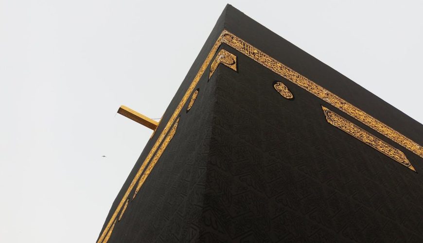 Qu&rsquo;est-ce que la Omra ? Découvrez le sens, l&rsquo;objectif et la durée de ce voyage spirituel.