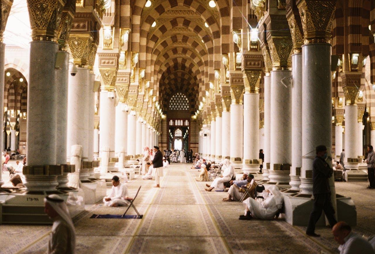 Vue intérieure de la Mosquée du Prophète à Médine montrant son architecture et son espace de prière