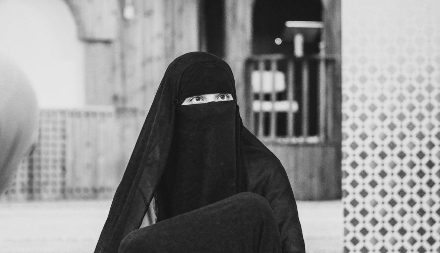 Omra pour une femme célibataire : Pouvez-vous partir sans mahram ? (guide complet 2025)