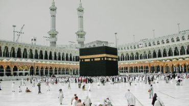 Muslims who perform the Umrah in Mecca