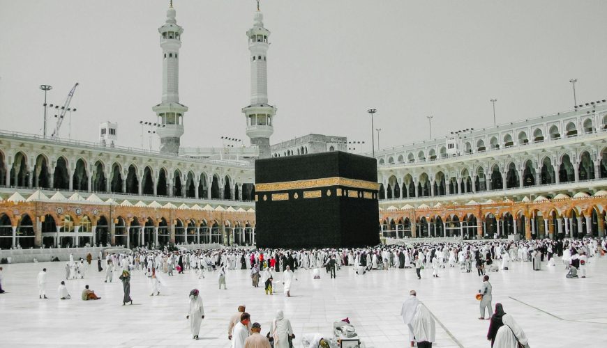 Muslims who perform the Umrah in Mecca