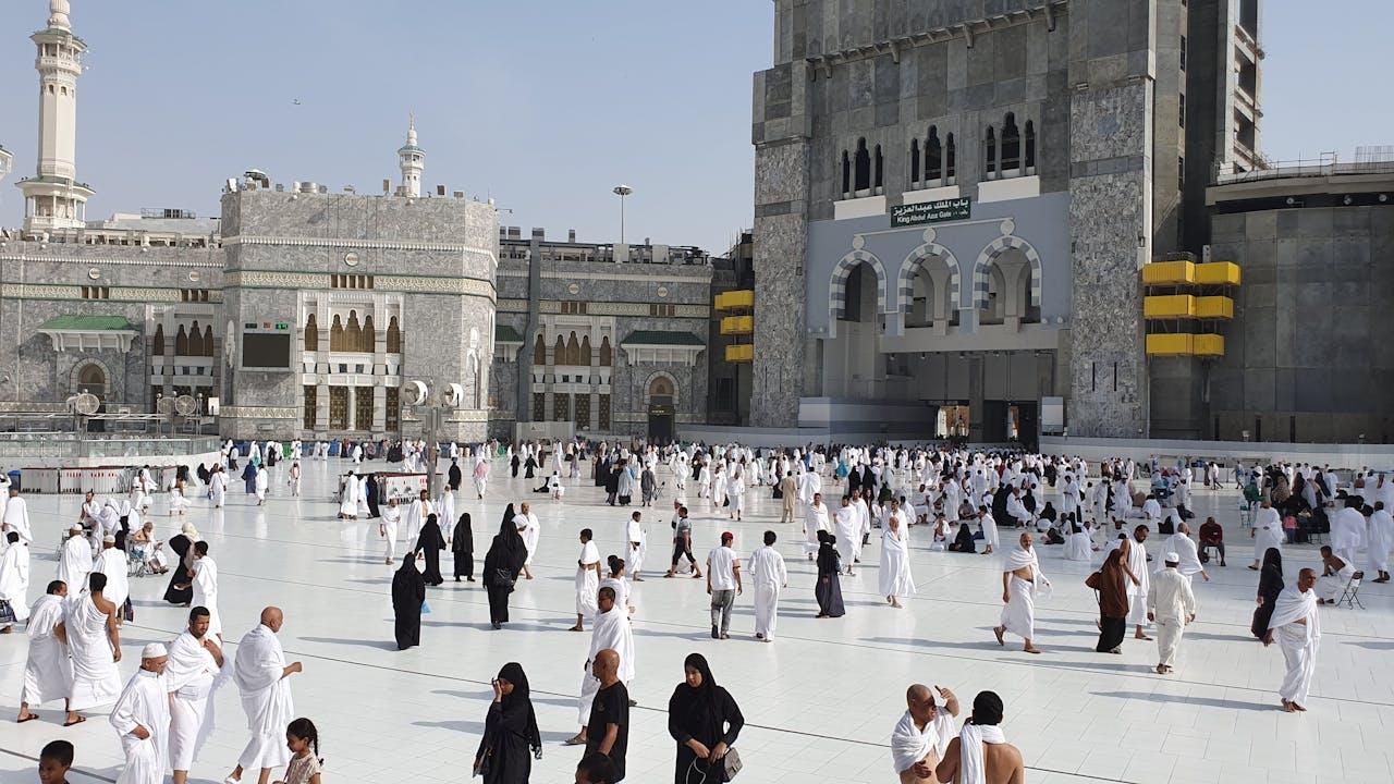 Pèlerin marchant devant la Mosquée sacrée Al-Masjid al-Haram à La Mecque pendant la Omra