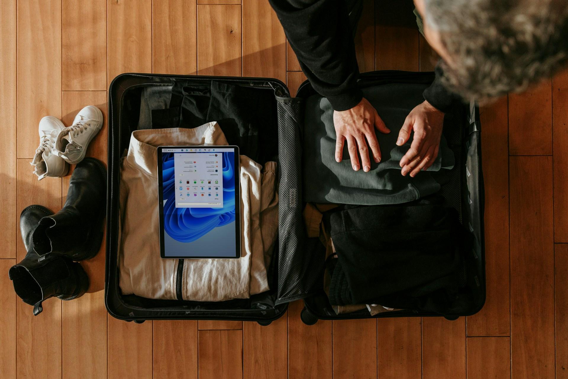 Valise en cours de préparation avec les indispensables pour le voyage de Omra à La Mecque