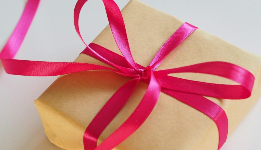 Que offrir pour un retour d&rsquo;omra ? 11 idées de cadeaux spirituels et utiles à rapporter
