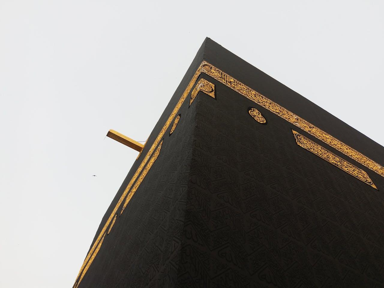 Vue de la kaaba sous un angle spécifique montrant le tissu de la kiswah