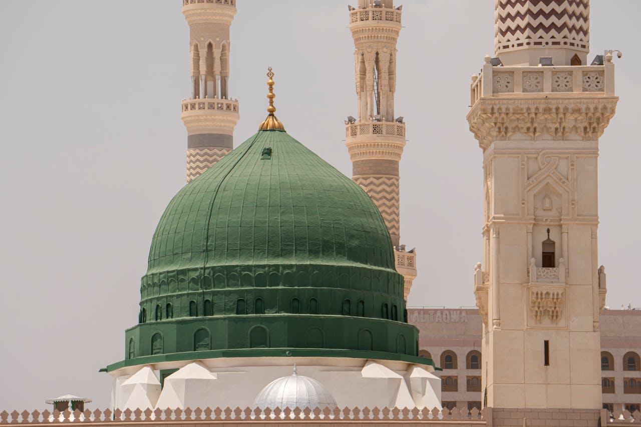 Vue du dôme vert de la Mosquée du Prophète Al-Masjid an-Nabawi à Médine, Arabie Saoudite