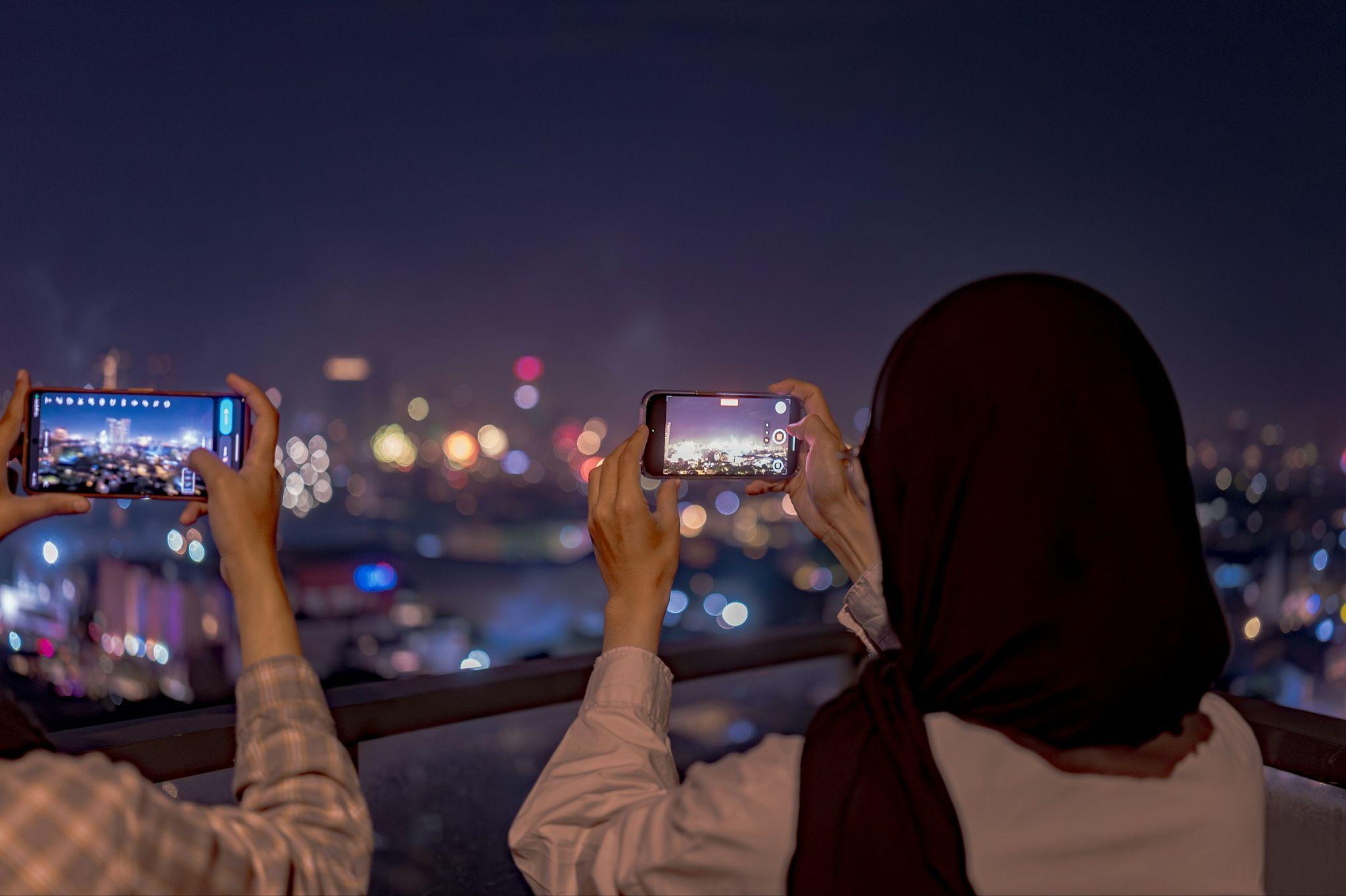 une femme saoudienne qui utilise sa connexion pour filmer